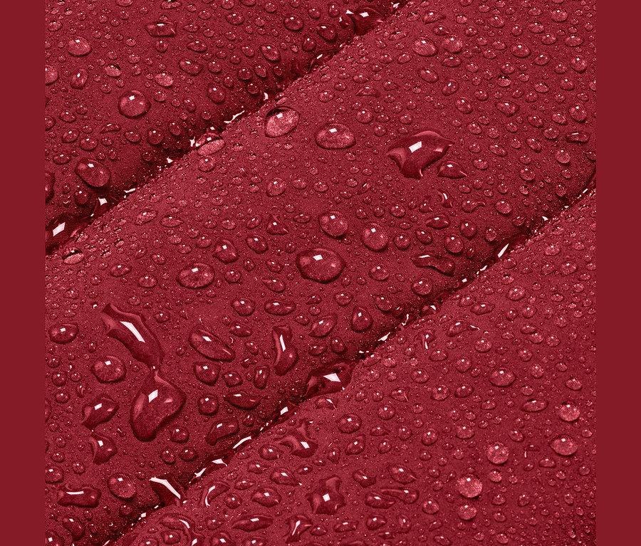 Detailaufnahme von zwei gesteppten, roten Organzern mit Wassertropfen darauf.