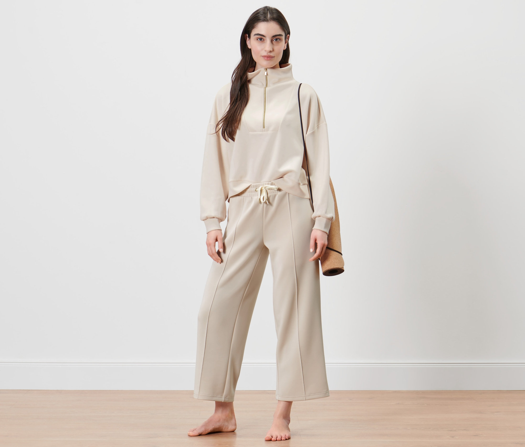 Frau posiert in beiger Premium-Yogahose.