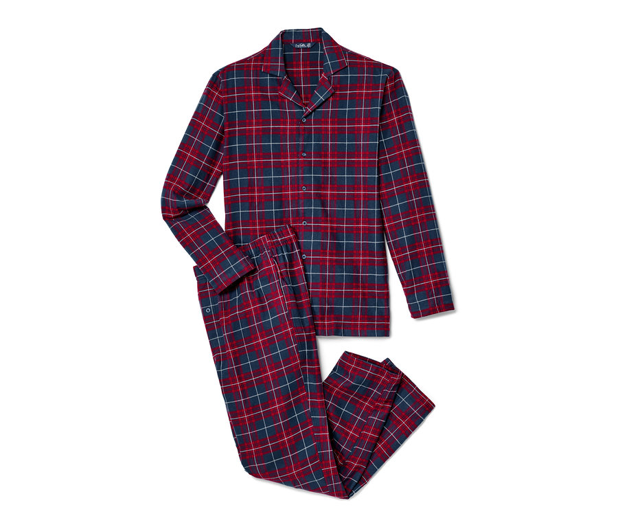 Blau-bordeauxroter Flanell-Pyjama liegt auf einem weißen Hintergrund.