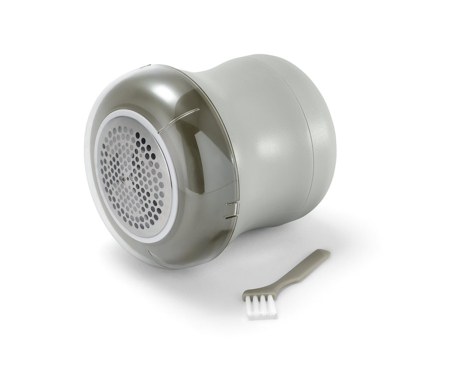 Ein grauer Fusselrasierer und eine Reinigungsbürste auf weißem Hintergrund.