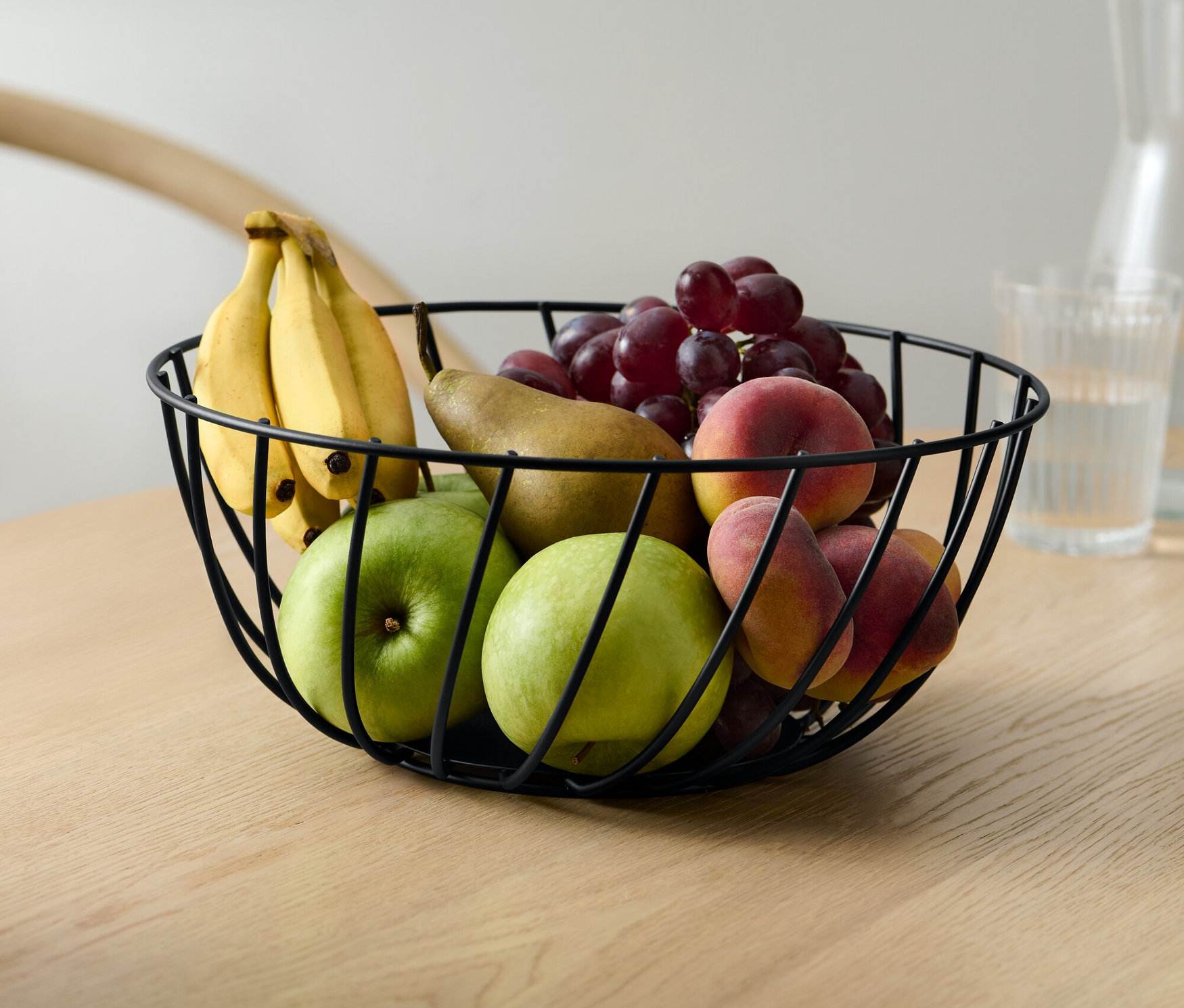 Obst in einer Schale auf einem Tisch.