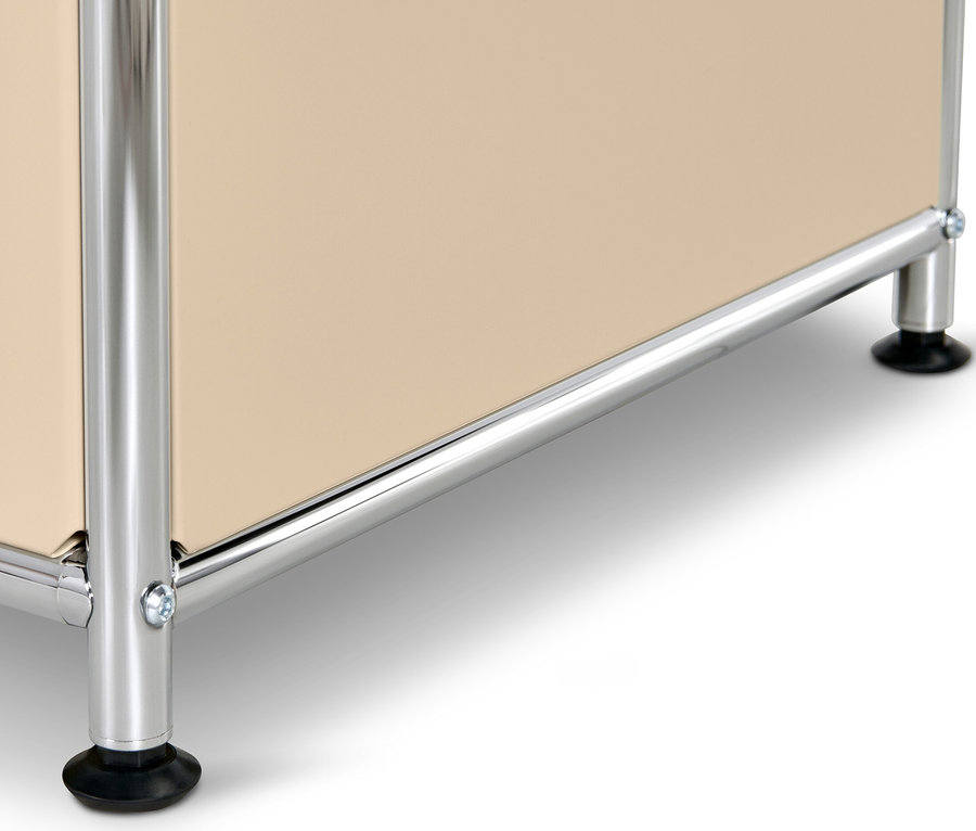 Detailansicht eines beigen Sideboards Metall »CN3« mit 2 Klappen und Glasböden.