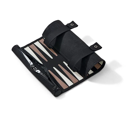 Ein teilweise aufgerolltes Backgammon zum Aufrollen mit schwarzem Gehäuse und weißen und braunen Dreiecken.