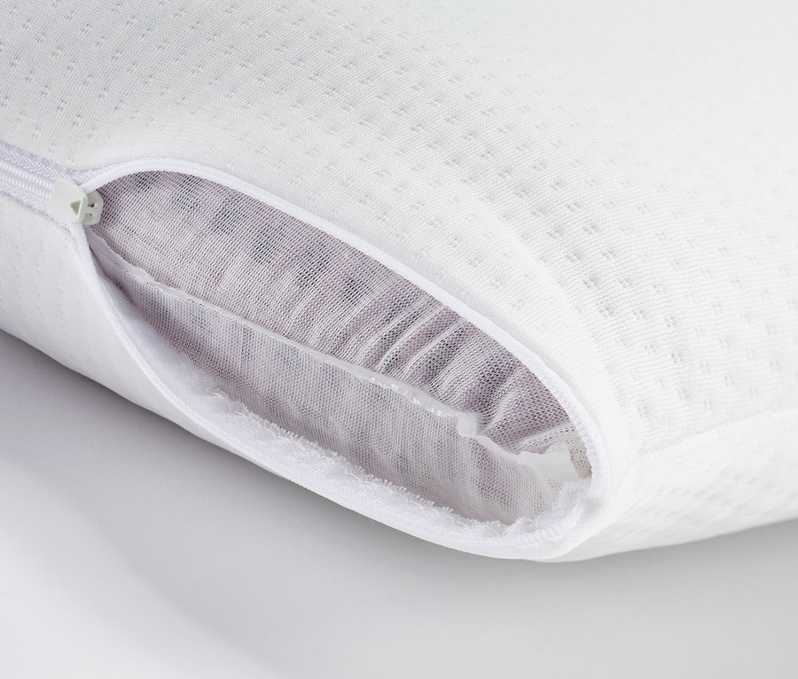 Detailansicht eines Visko-Komfortkissens mit geöffnetem Reißverschluss.