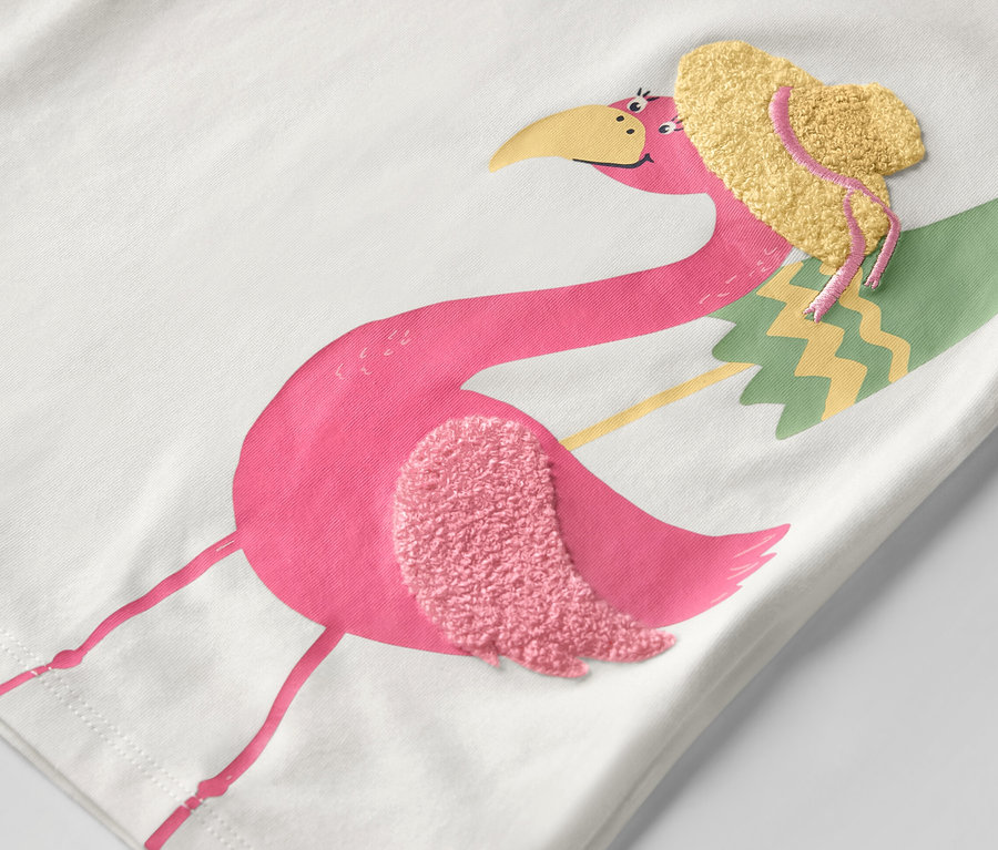 Detailansicht eines Kinder-T-Shirts mit einer Flamingo-Applikation mit Hut.