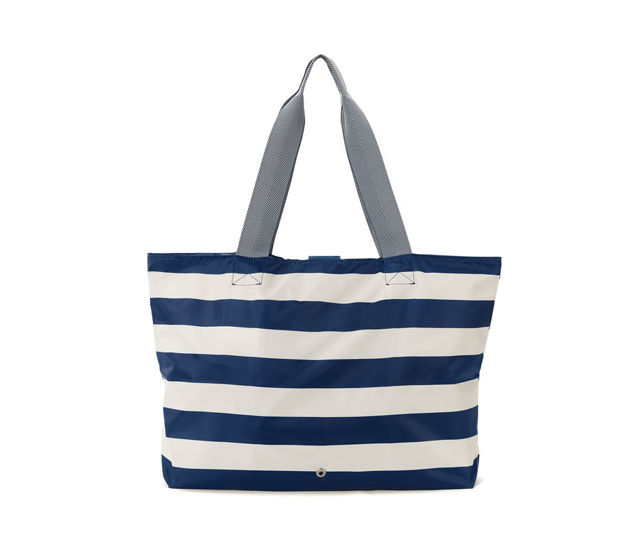 Eine faltbare Strandtasche mit blau-weißen Streifen.