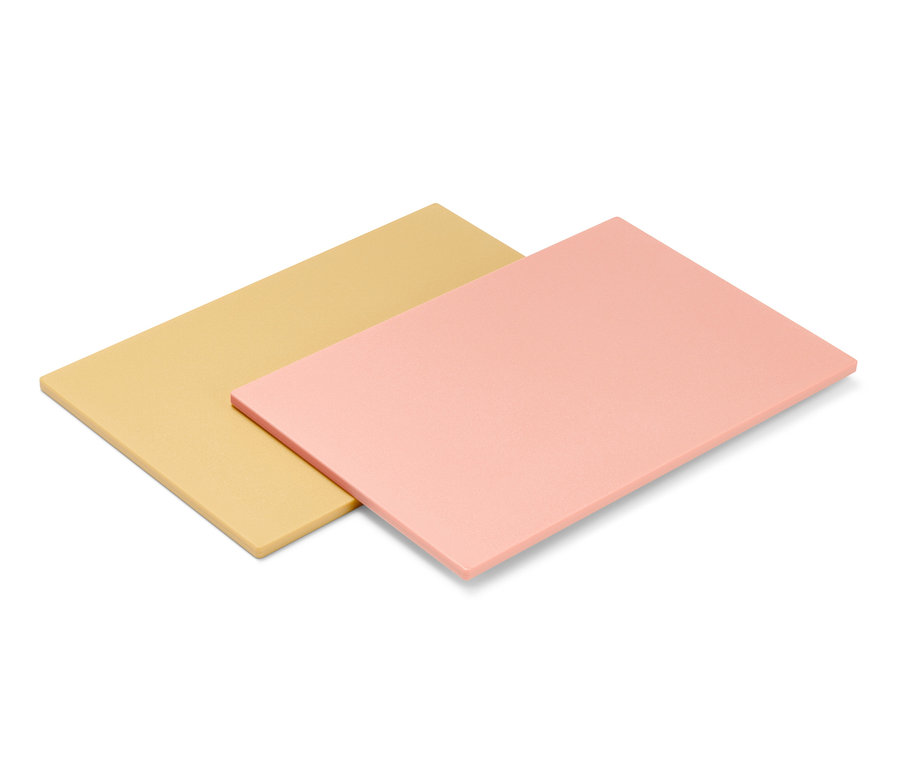 Zwei Schneidebretter liegen übereinander, eines gelb, eines rosa.