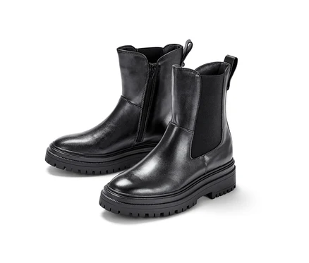 Zwei Leder-Boots mit dicker Sohle.