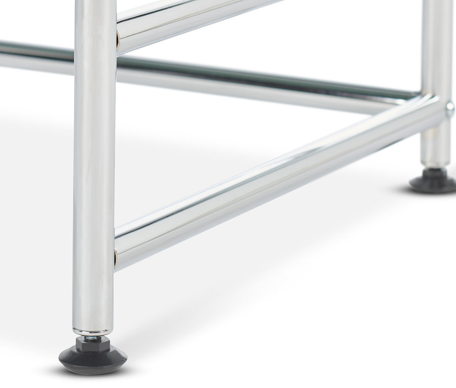 Detailansicht eines verchromten Tischbeins.