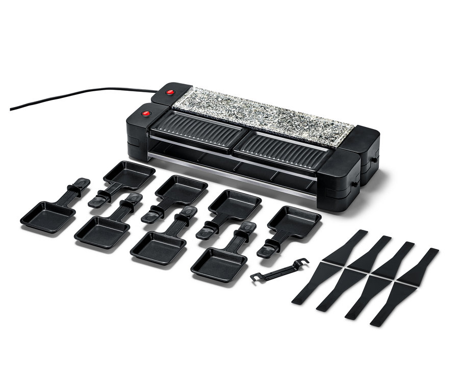 Ein schwarzer, klappbarer Raclette-Grill mit acht Pfännchen und Spateln.