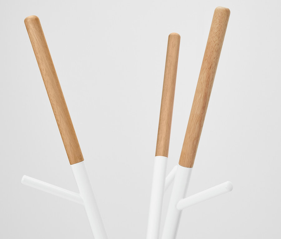 Detailansicht eines Garderobenständers.