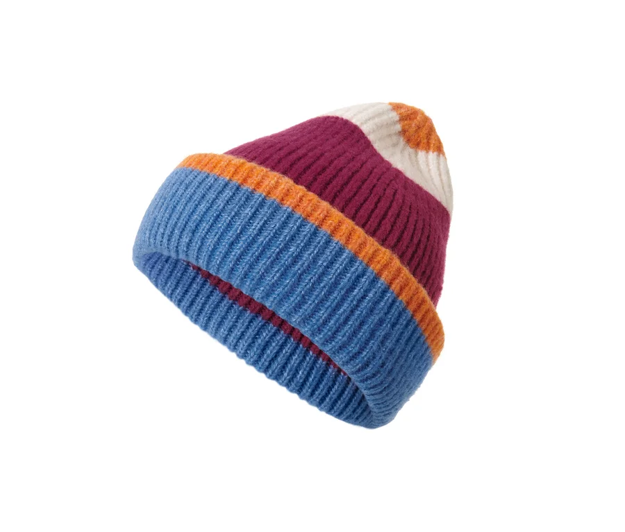 Eine Strickmütze mit blauem Rand, orangem Streifen und weinrotem Oberteil.