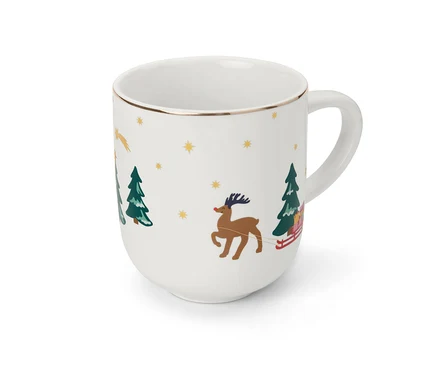 Weißer Jumbobecher mit goldenem Rand und Weihnachtsmotiv mit Rentier, das einen Schlitten zwischen Bäumen zieht.