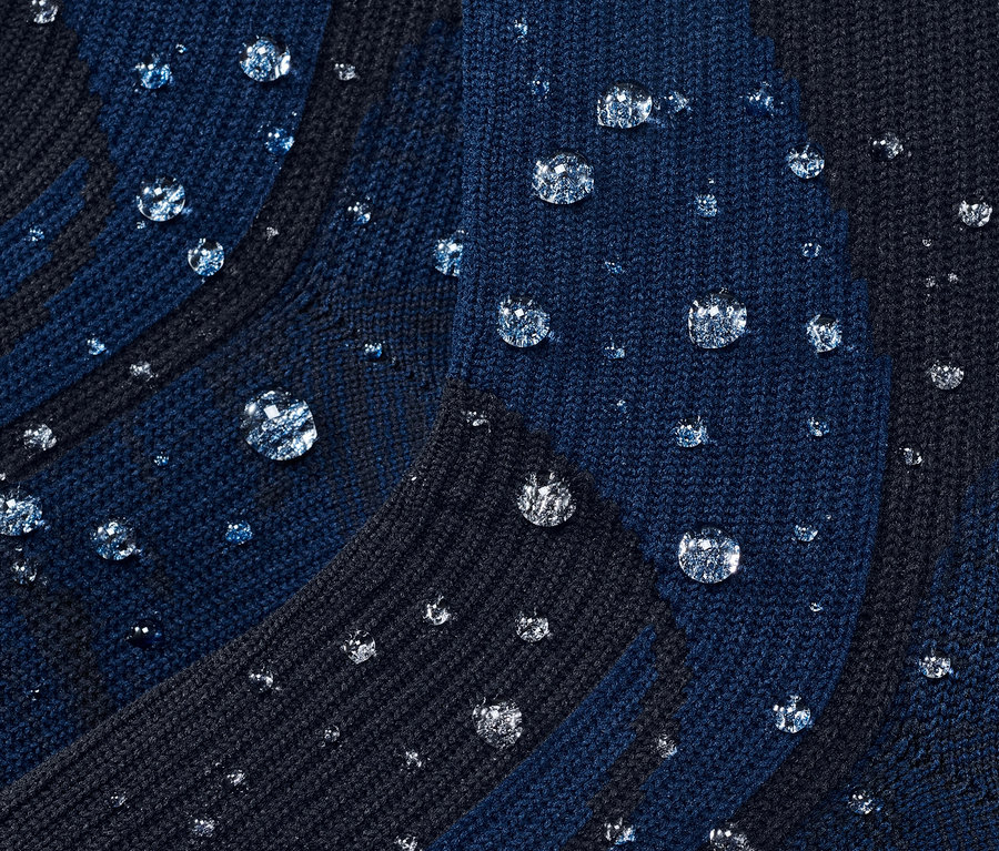 Detailaufnahme von einem Paar wasserdichten Socken mit Wassertropfen.