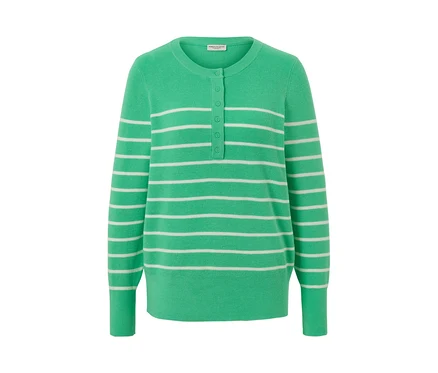 Grün-weiß gestreifter Feinstrickpullover.