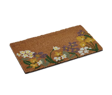 Eine Kokos-Fußmatte mit Blumenmuster.