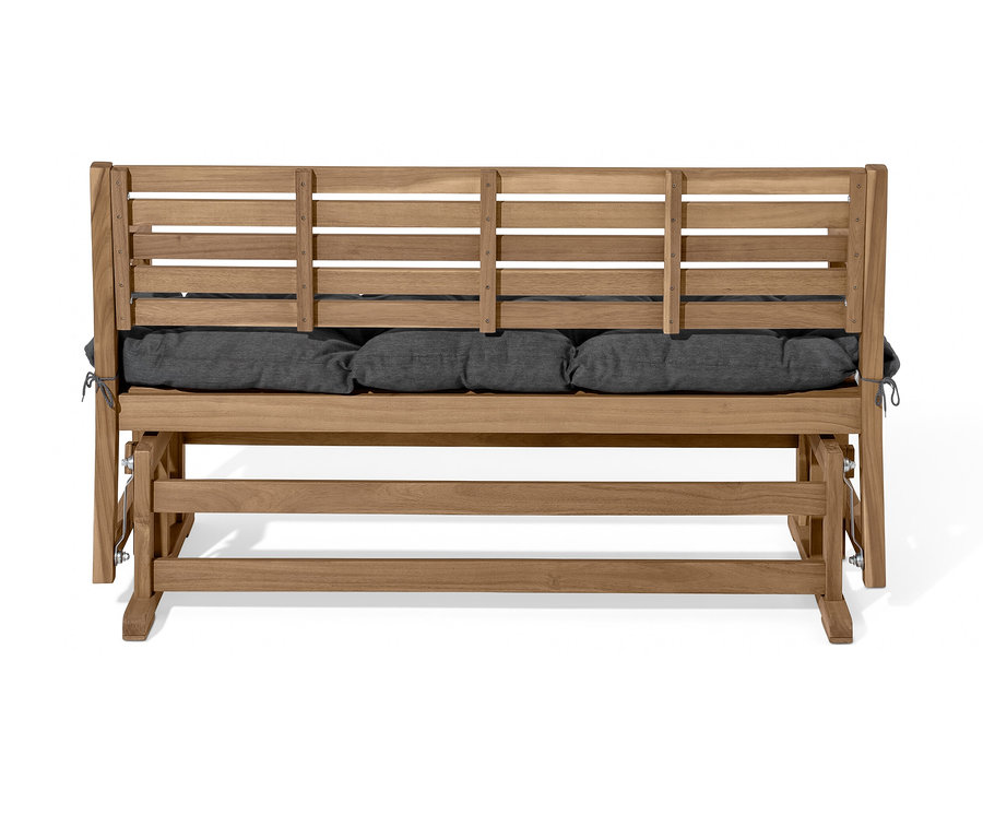 Holzschaukelbank mit grauen Kissen.