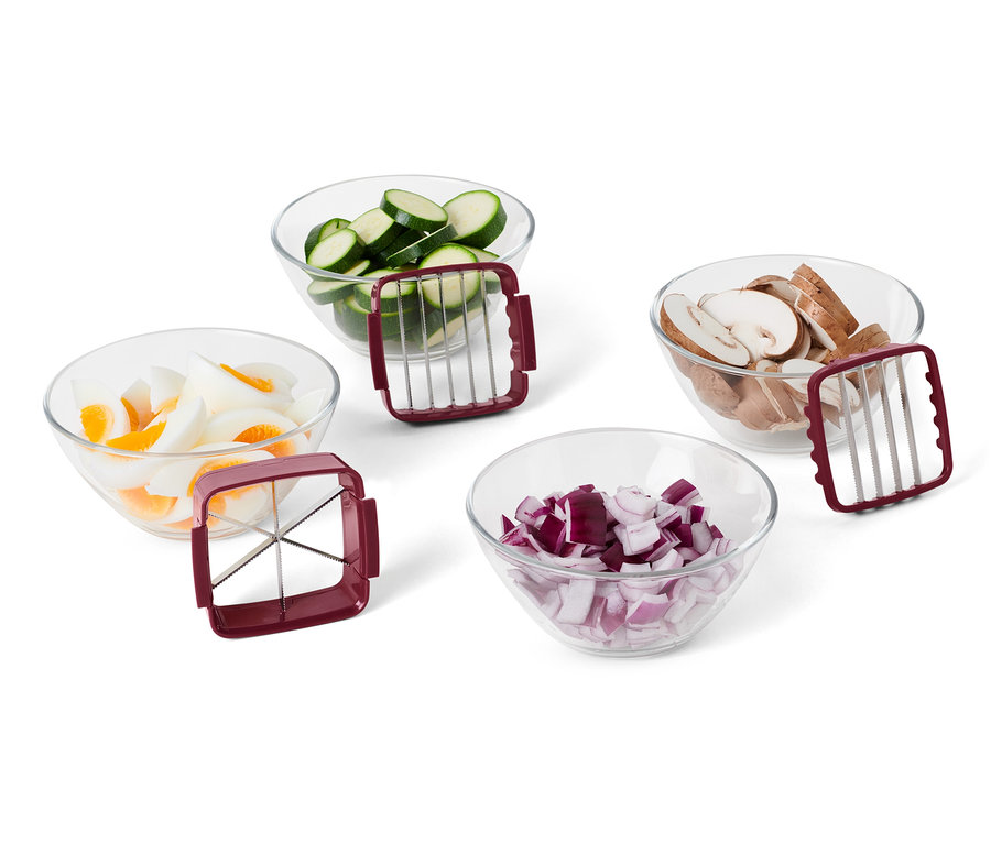 Nicer Dicer Quick mit geschnittenen Eiern, Zucchini, Pilzen und Zwiebeln in Schüsseln.