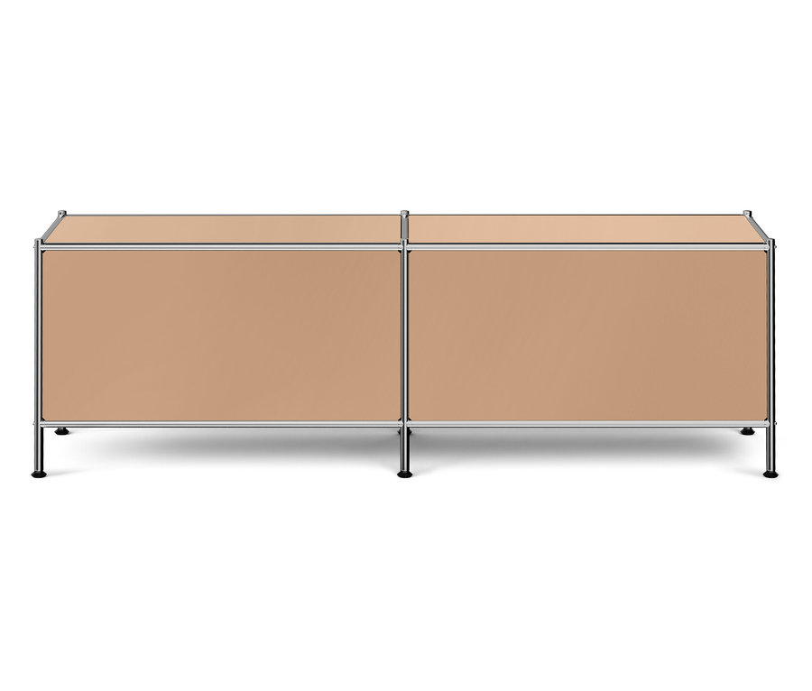 Zwei beige Schränke mit Metallrahmen.