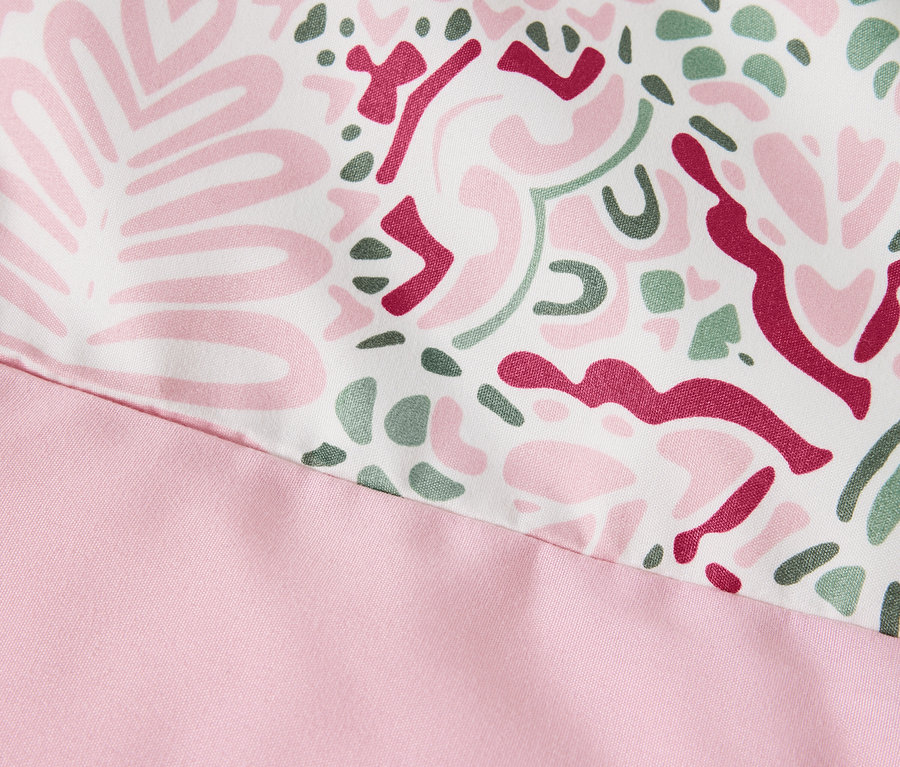 Detail einer rosa Microfaser-Bettwäsche in Normalgröße.