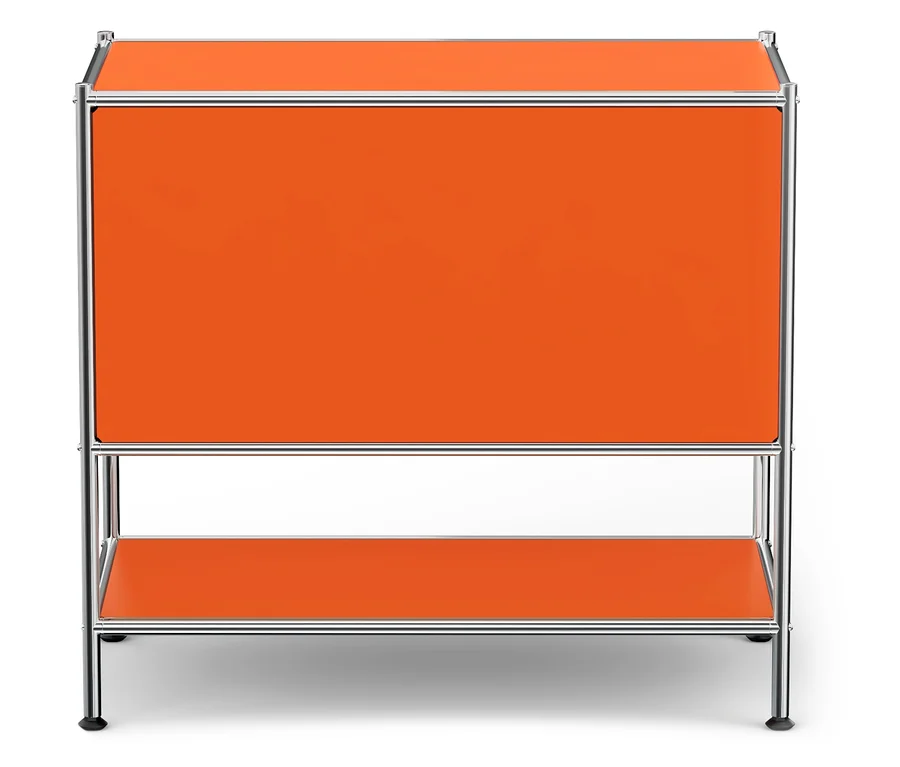 Oranger Schrank mit verchromtem Rahmen und Regalen.