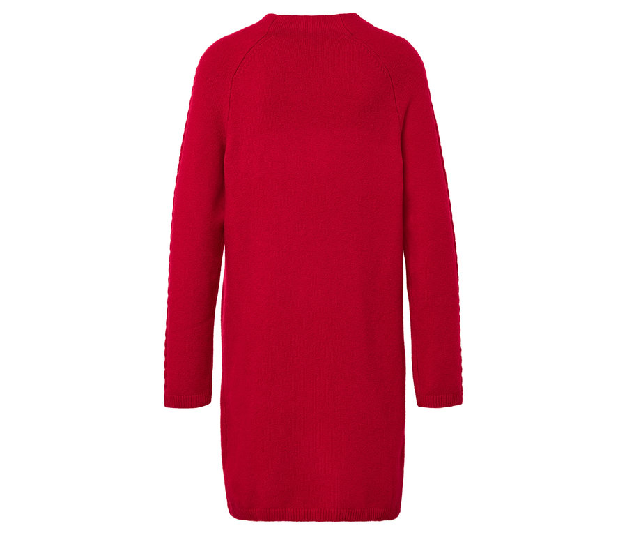 Rotes Strickkleid mit langen Ärmeln auf weißem Hintergrund.