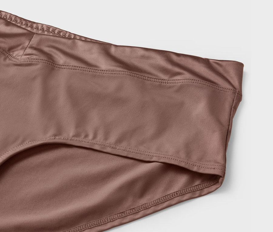 Detailaufnahme von braunen Damenslips.