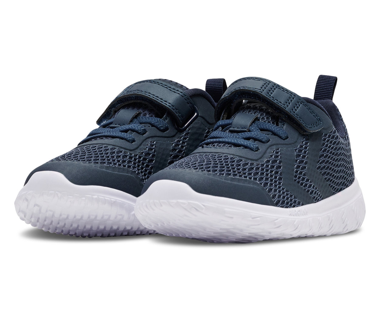 Zwei marineblaue HUMMEL Actus Recycled Jr. Schuhe mit weißen Sohlen.