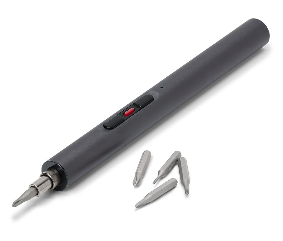 Grauer Mini-Akku-Schraubendreher mit Aufsätzen auf weißem Hintergrund.