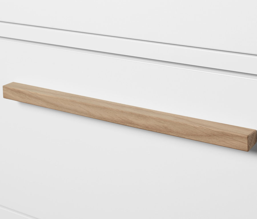 Detail einer Schublade des Highboards »Eklund« mit Holzgriff.