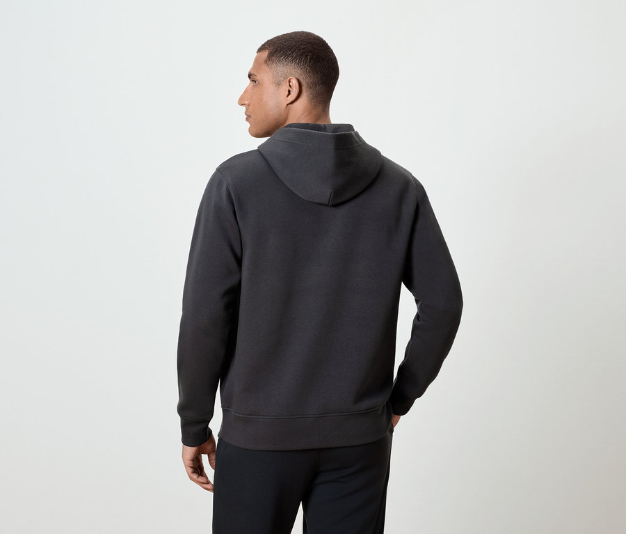 Mann von hinten trägt einen dunkelgrauen Hoodie.