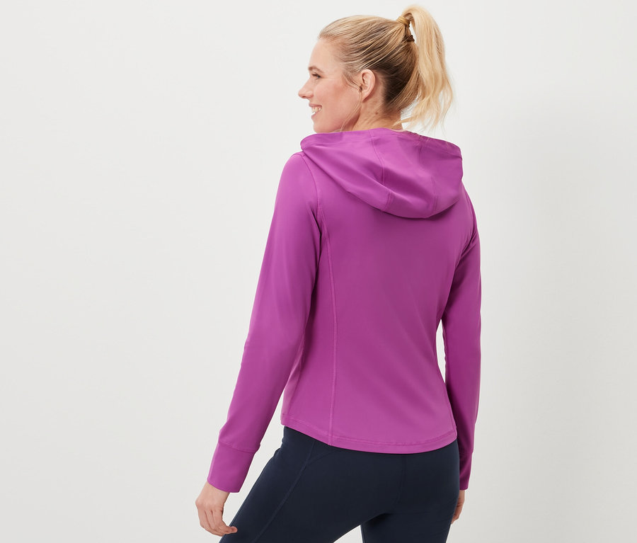 Frau trägt eine Sportjacke und marineblaue Leggings.