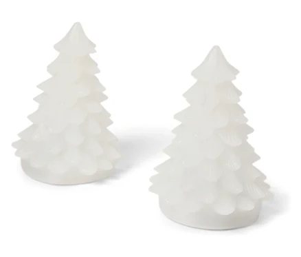 Zwei weiße dekorative Weihnachtsbäume auf weißem Hintergrund.