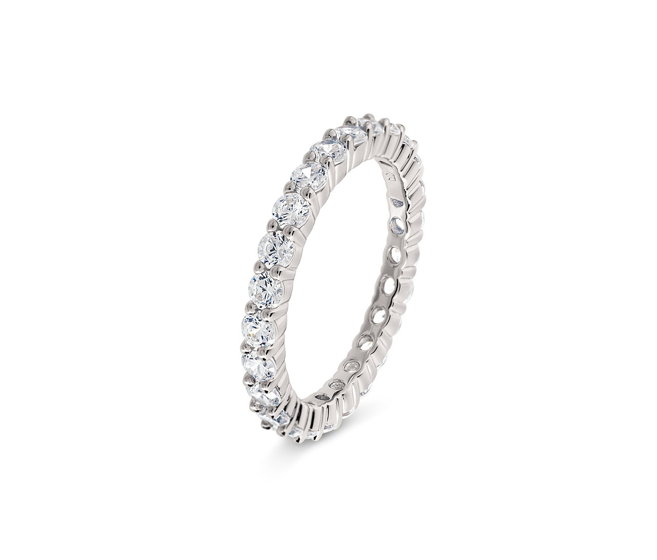 Silberner Ring mit kleinen, klaren Steinen rundherum.