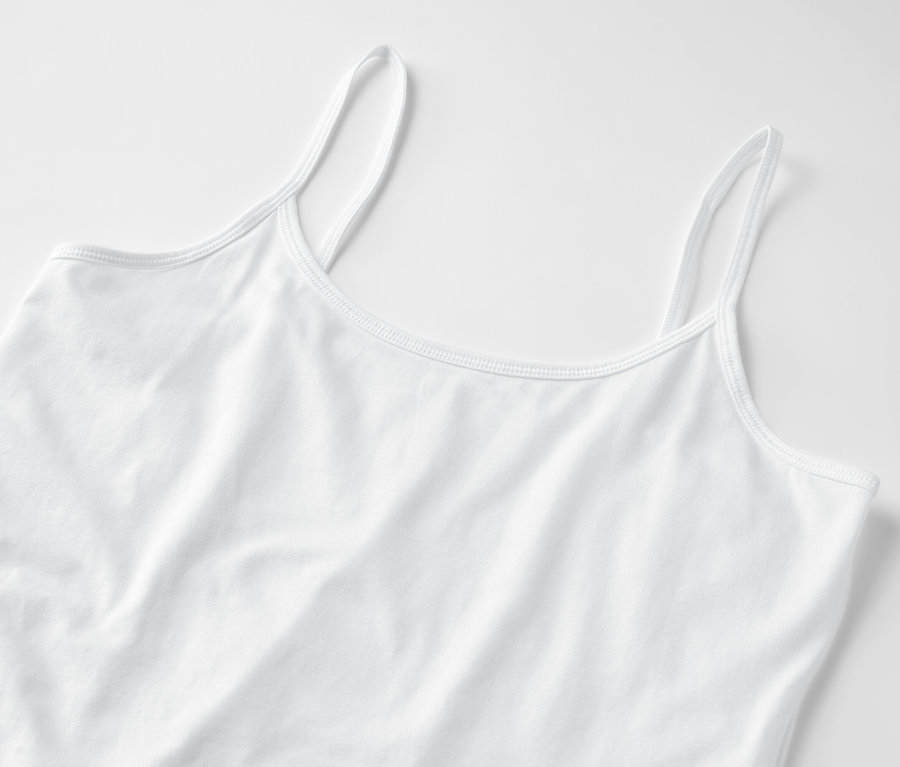 Weißes Baumwoll-Tanktop liegt auf einem weißen Hintergrund.