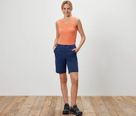 Frau posiert stehend in Softshell-Funktionsshorts.