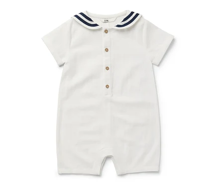 Weißer Baby-Matrosen-Strampler mit dunkelblauen Streifen am Kragen.