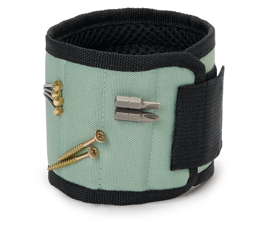 Ein grünes Magnetarmband mit Nägeln und Schrauben.