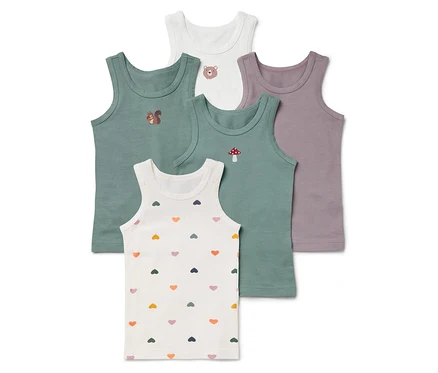 Fünf Kinder Tanktops in Weiß, Grün und Lila mit Tier- und Herzchenmotiven.