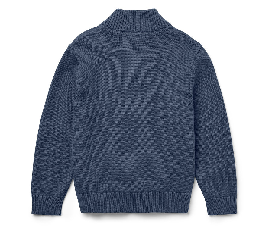 Blauer Strickpullover mit Rippkragen.