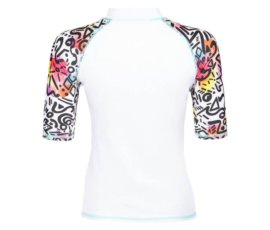 Weißes Rashguard mit Dreiviertelärmeln, verziert mit einem mehrfarbigen Graffiti-Muster auf den Ärmeln.