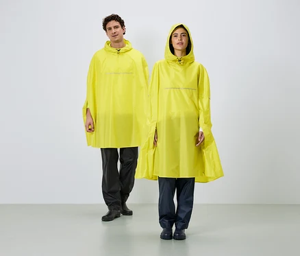 Ein Mann und eine Frau stehen nebeneinander und tragen gelbe Regenponchos mit Kapuze und reflektierenden Streifen vor einem weißen Hintergrund.