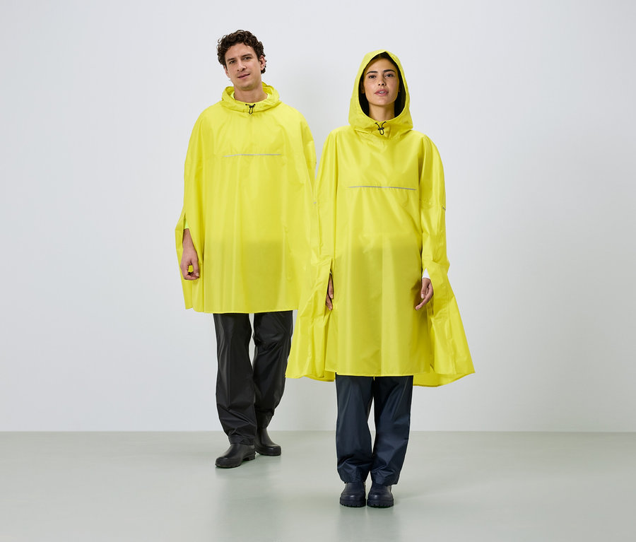 Ein Mann und eine Frau stehen nebeneinander und tragen gelbe Regenponchos mit Kapuze und reflektierenden Streifen vor einem weißen Hintergrund.