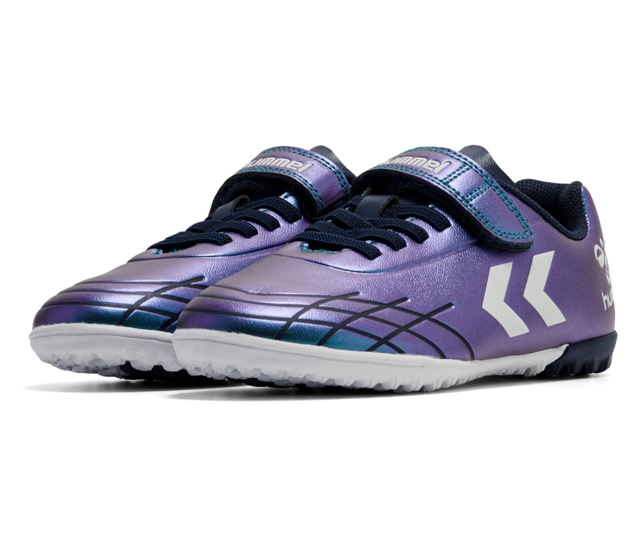 Zwei grüne hummel® Top Star Turf JR Fußballschuhe stehen auf weißem Grund.