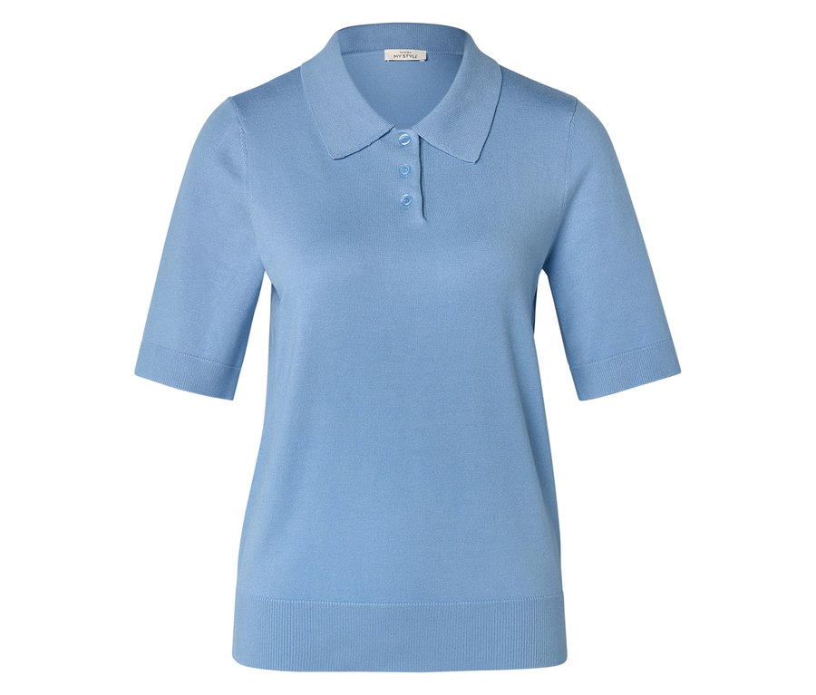 Hellblaues Strick-Poloshirt mit drei Knöpfen.
