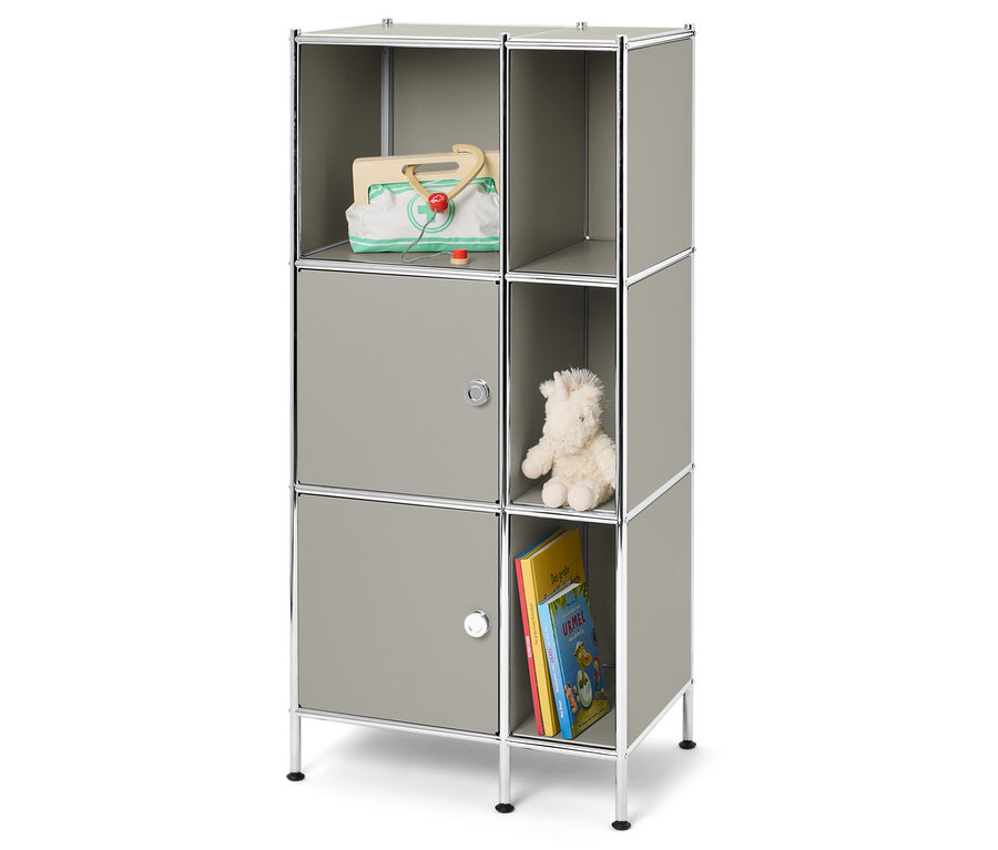 Graues Regal mit Spielzeugdoktorkoffer, Stofftier und Büchern.