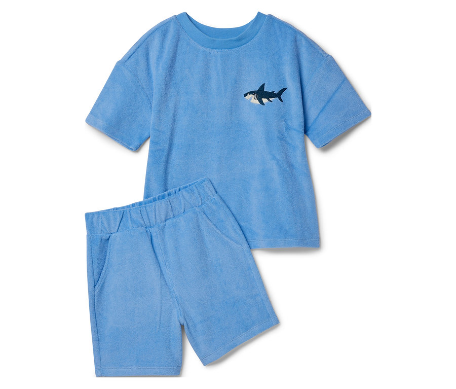 Ein hellblaues Frottee-Set bestehend aus einem T-Shirt mit Hai-Applikation und Shorts.