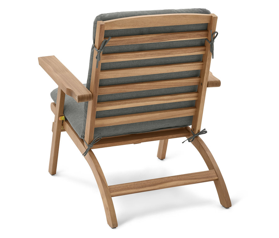 Rückansicht eines hölzernen Gartenstuhls mit grauen Polstern.