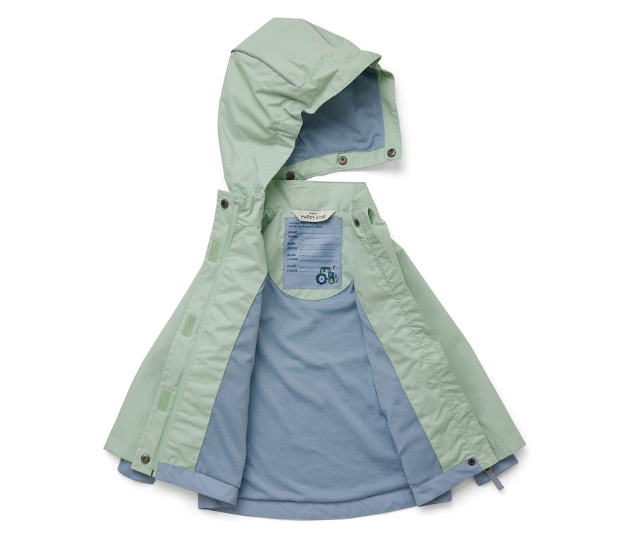 Eine hellgrüne, offene Kinderregenjacke mit Kapuze und blauem Innenfutter liegt auf einem weißen Hintergrund.