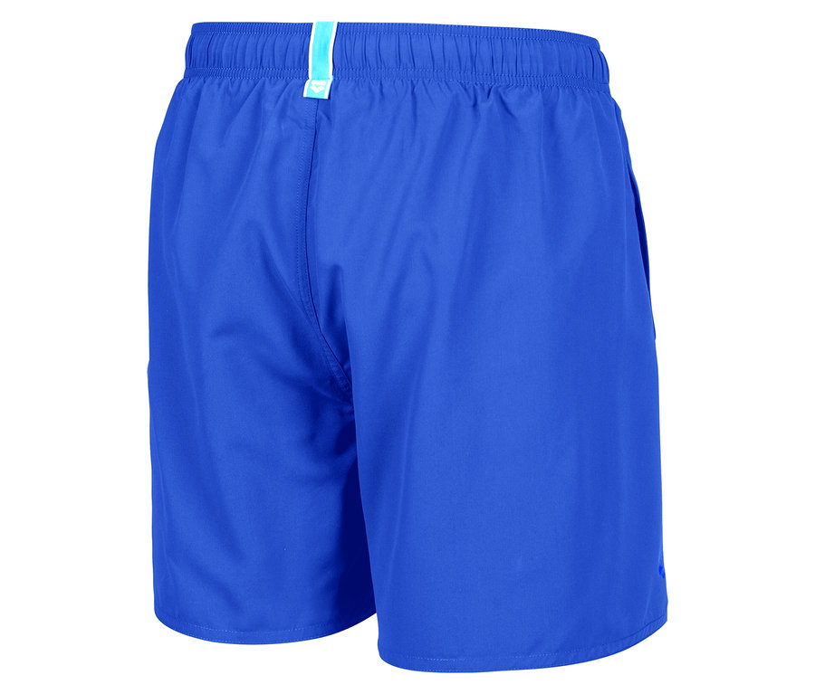 Rückansicht von blauen Badeshorts mit elastischem Bund.